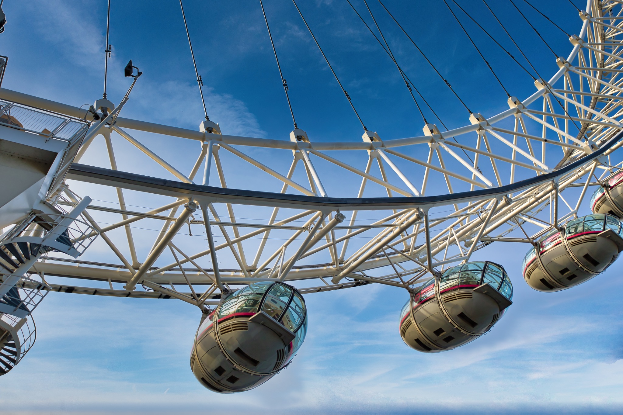 London Eye Ferris Wheel Structure and Capsules
